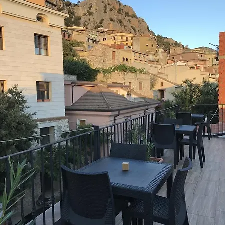 Drommire In Plassa E Clesia באוני